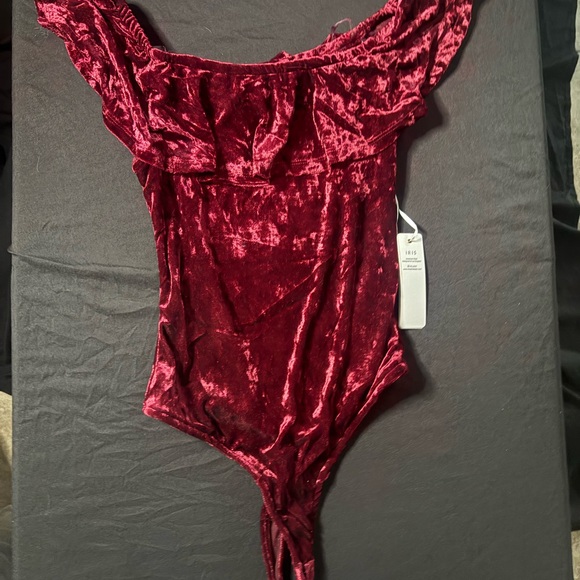 IRIS Burgundy Crushed Velvet Off-Shoulder Bodysuit – M – NWT - Picture 5 of 7